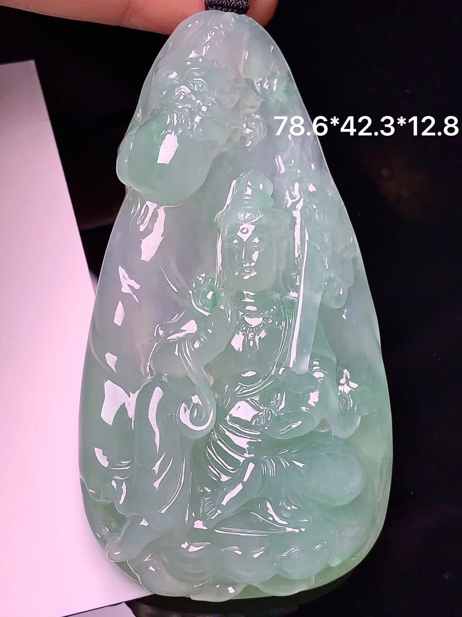 飘绿观音吊坠 玉质细腻 色泽清新艳丽 整体尺寸78.6*42.3*12.8