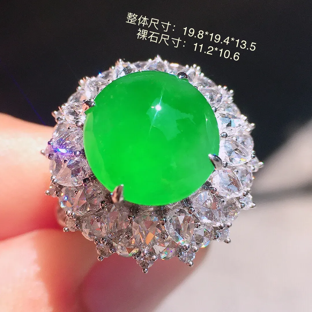 阳绿蛋面戒指，色泽均匀艳丽，玉质细腻，荧光感超
强，饱满圆润，尽显优雅气质，18k
金豪华镶嵌