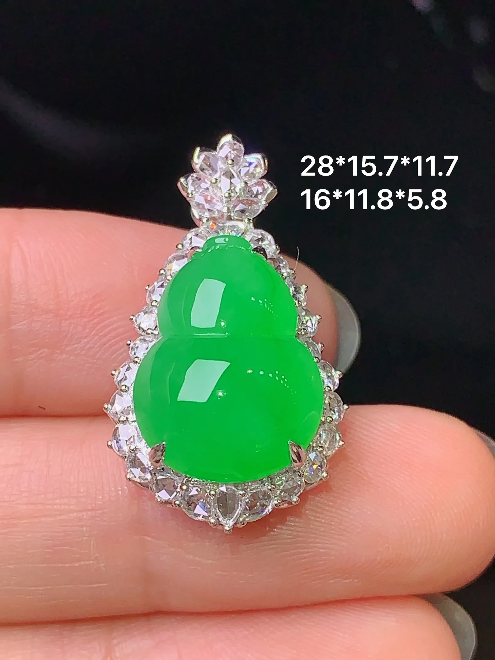 18k金钻镶嵌满绿葫芦吊坠 玉质细腻 色泽清新艳丽 整体尺寸28*15.7*11.7