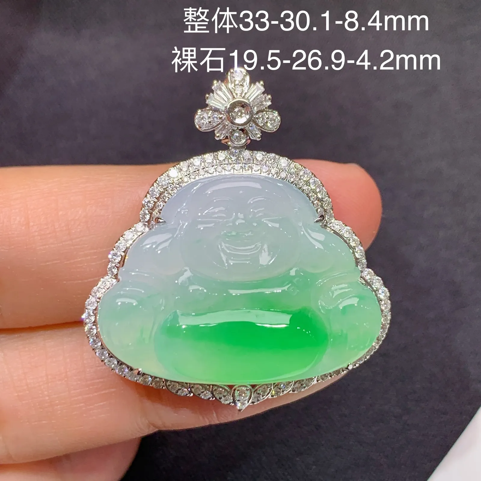 冰飘绿笑佛吊坠，18k金镶嵌，冰润色阳，玉质细腻，品相好，种水足 尺寸33*30.1*8.4