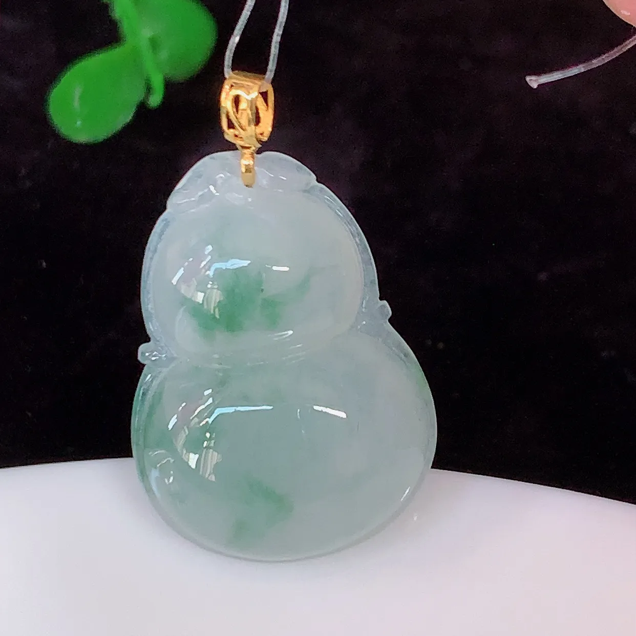 18K金镶嵌冰种飘花翡翠葫芦吊坠，葫芦寓意福禄双全，财源滚滚，佩戴效果优雅迷人！#49.2