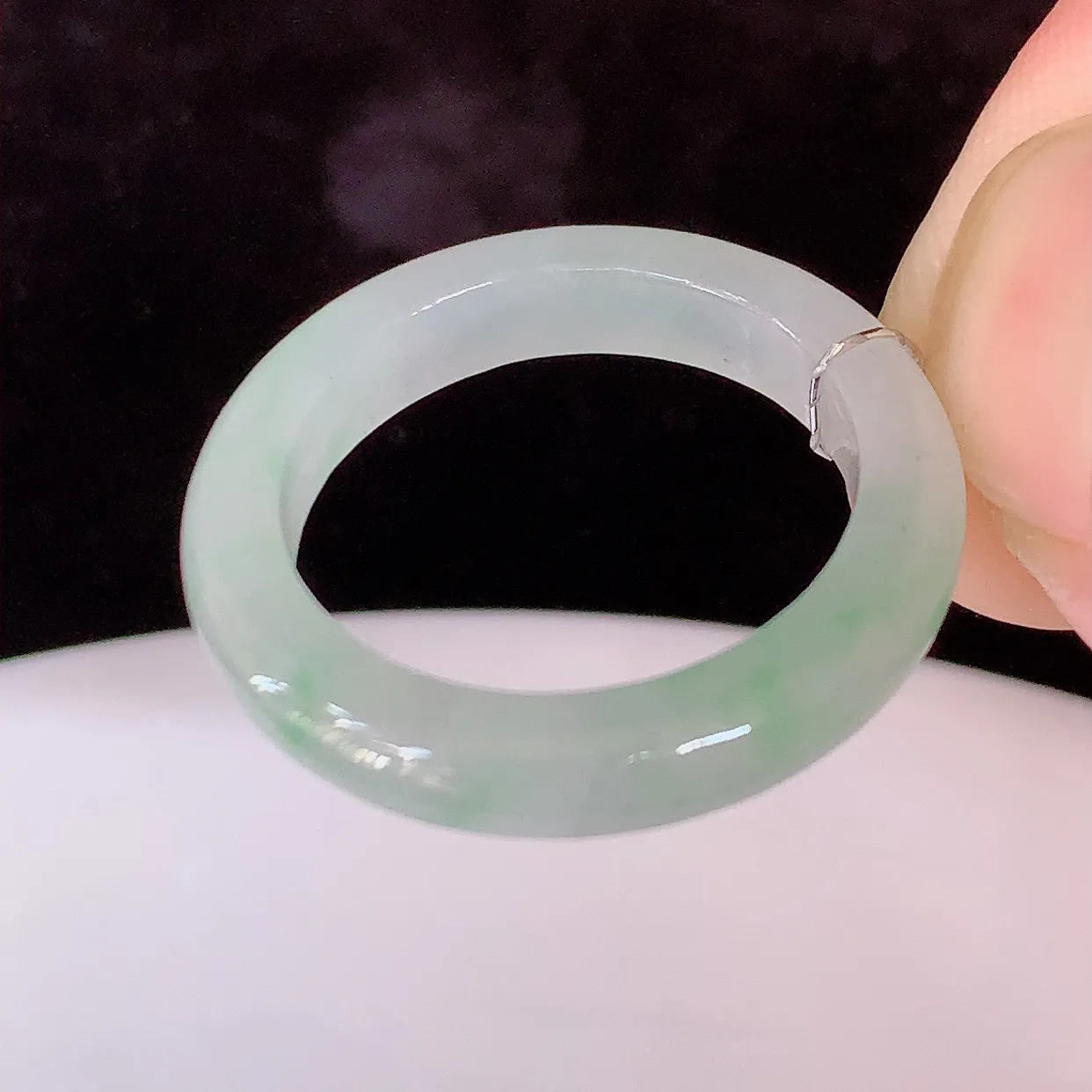 自然光实拍，18.8mm内径冰飘绿翡翠指环，玉戒指，玉质莹润，好精美好冰润的指环，19圈口，上手纤巧