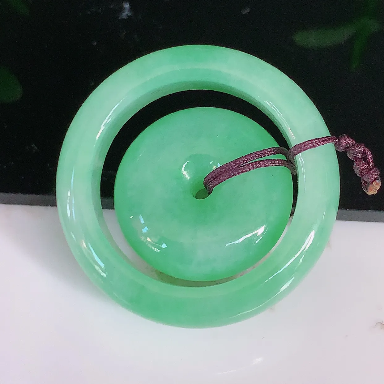 自然光实拍，冰润满绿翡翠平安母子扣吊坠，种老水足，雕工精湛 ，寓意美好，佩戴时尚出众！#57.2