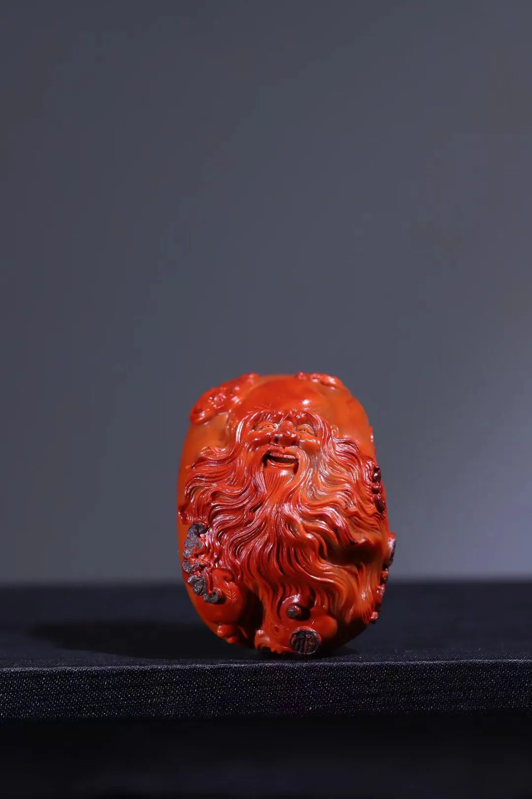 寿星公·精品南红


甄选品质️铁皮包浆巧雕做寿星，利用原皮雕琢，内部包裹着柿子红，整体颜色红正，