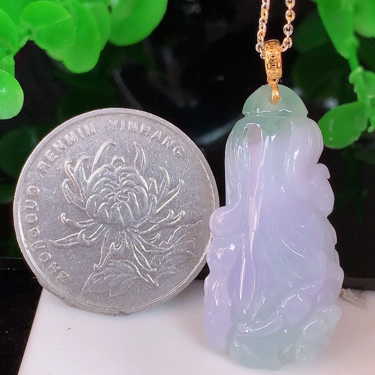 18K金镶嵌春带彩翡翠招百财白菜吊坠，百财聚来，财源滚滚，色泽鲜艳，精工水润的白菜，性价比高！#1.2