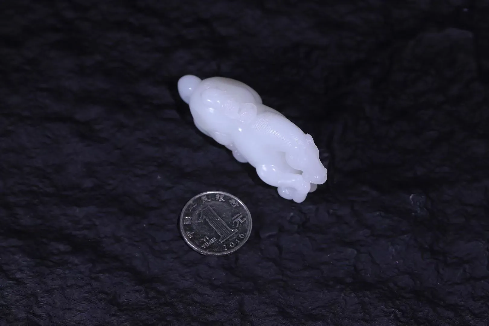 籽料精选
   ——「马到成功」
料性浑厚老熟，丰脂莹雅，抚触精润舒适。玉马鬃毛披散，看似慵懒安逸，但身姿矫健，肌肉颇具张力，给人一种韬光养晦，蓄势待发之感。C379410，63-23-32mm，57.5g