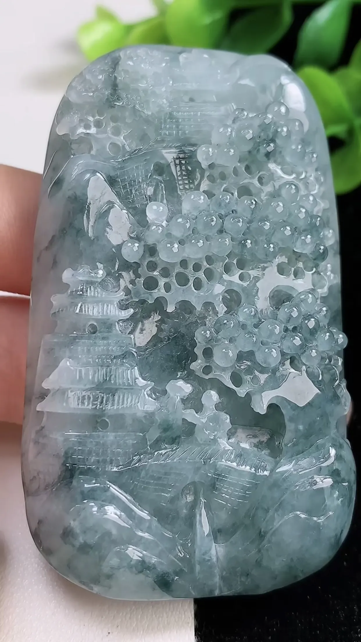 缅甸天然翡翠a货 老坑料起胶冰润 飘花意境山水牌吊坠，尺寸72-42-12.7mm  y 82.56