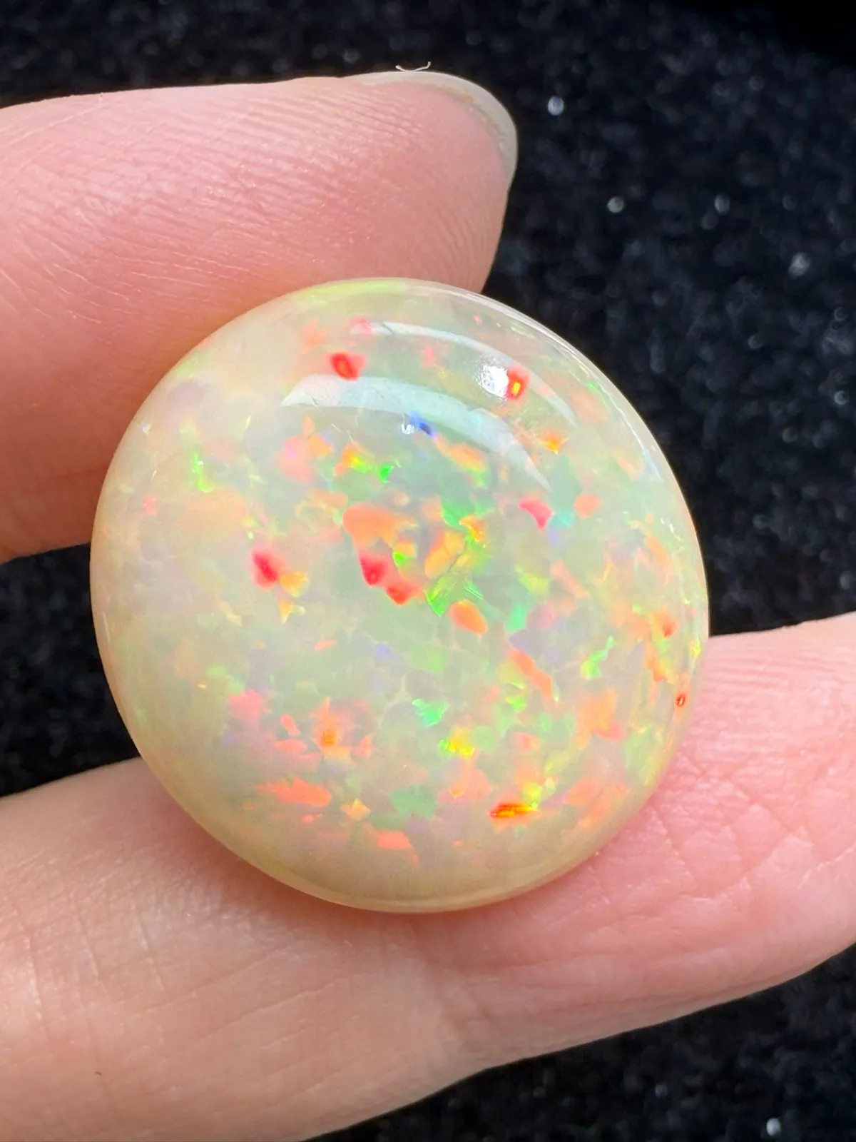 21.51ct天然彩欧泊裸石，尺寸23.2*21.3*9.3mm，颜色美艳，油画般色彩，火彩足。