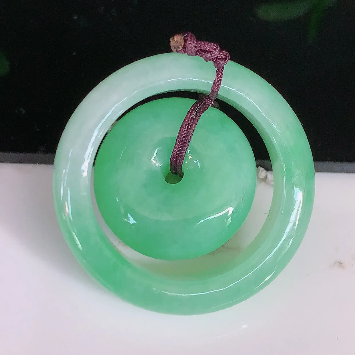 自然光实拍，冰润满绿翡翠平安母子扣吊坠，种老水足，雕工精湛 ，寓意美好，佩戴时尚出众！#57.2