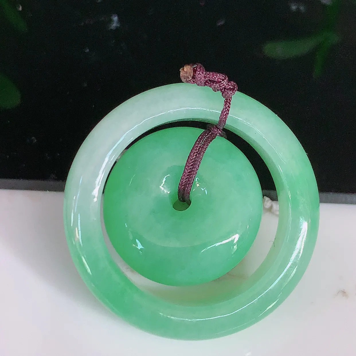 自然光实拍，冰润满绿翡翠平安母子扣吊坠，种老水足，雕工精湛 ，寓意美好，佩戴时尚出众！#57.2