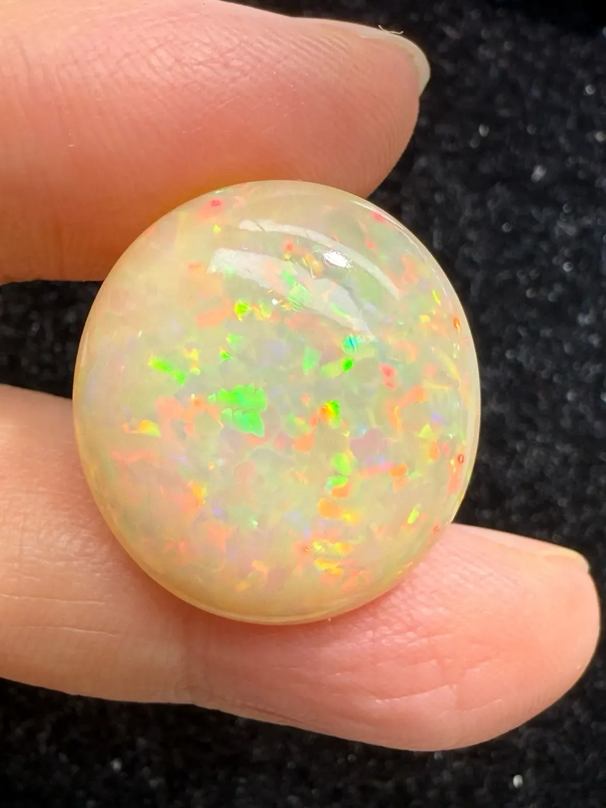 21.51ct天然彩欧泊裸石，尺寸23.2*21.3*9.3mm，颜色美艳，油画般色彩，火彩足。