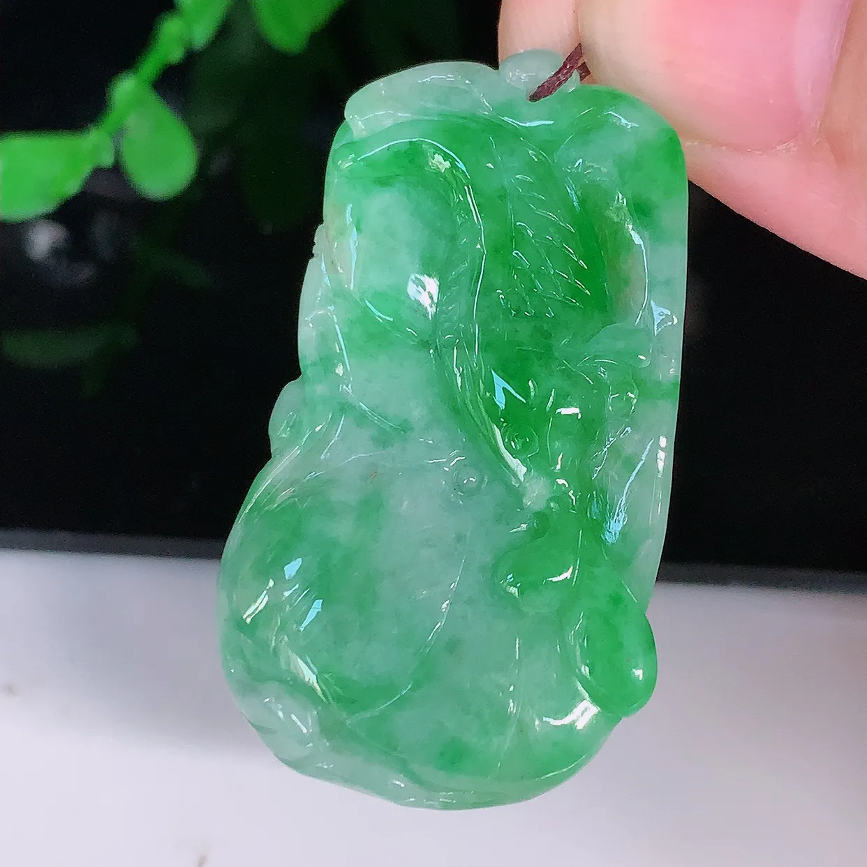 自然光实拍，冰润飘绿翡翠荷叶鱼、年年有余玉吊坠，寓意财源广进，雕工婉约，栩栩如生，佩戴优雅迷人！#05.2