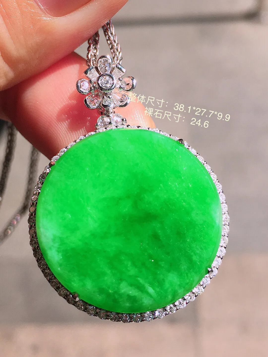 阳绿平安扣吊坠，色泽均匀艳丽，玉质细腻，荧光感超
强，饱满圆润，尽显优雅气质，18k
金豪华镶嵌