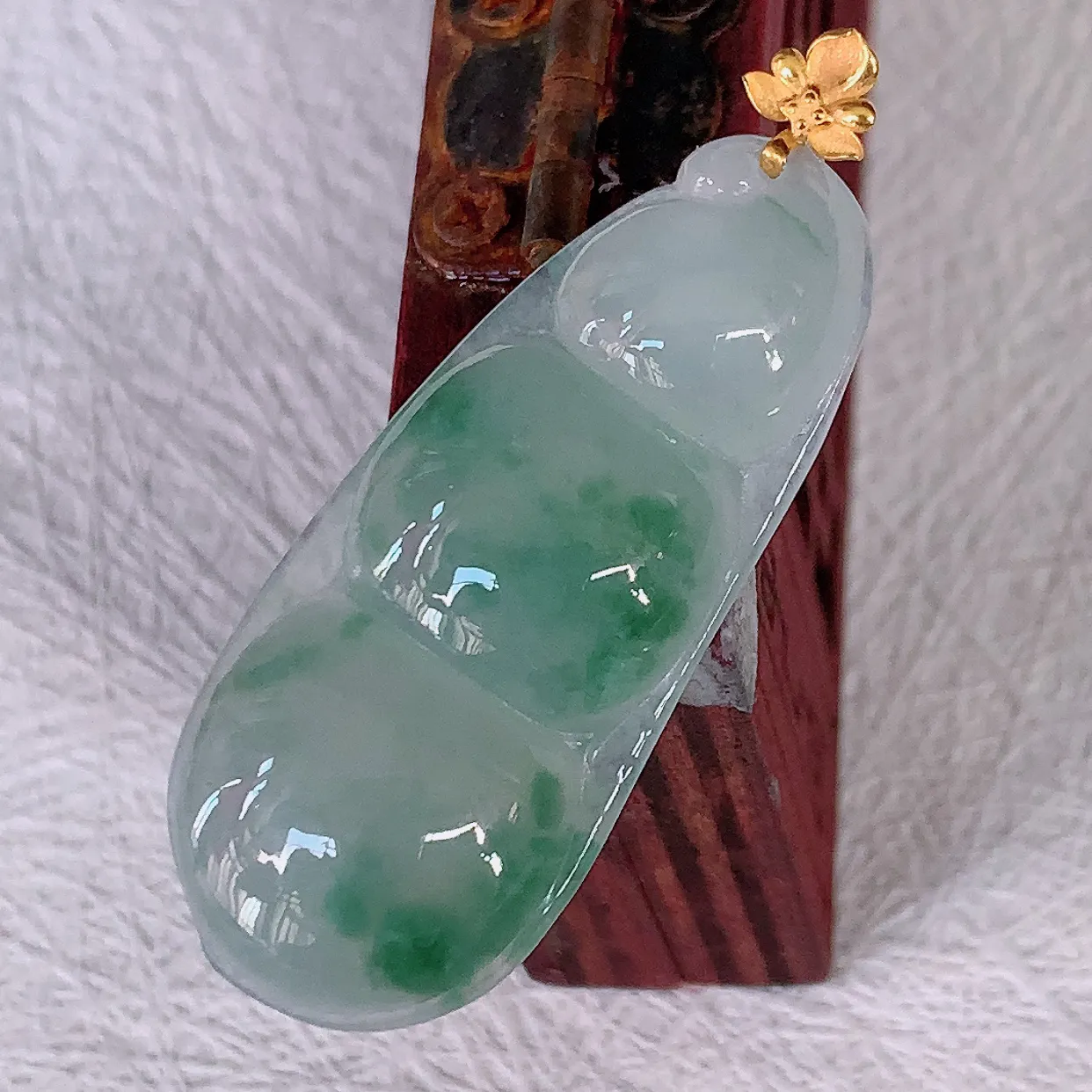 自然光实拍，18K金镶嵌冰种飘花翡翠四季豆吊坠，平安豆福豆玉坠，冰润通透，豆粒饱满，寓意：豆蔻年华！#38.2整体41.5裸石36.5*15.8*5.6