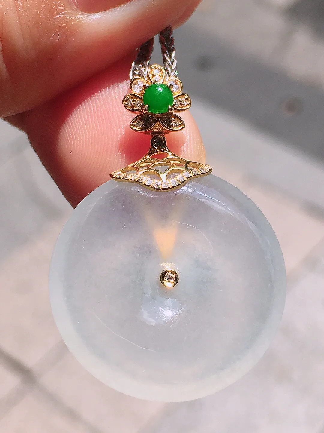 冰种平安扣吊坠，玉质细腻，荧光感超
强，饱满圆润，尽显优雅气质，18k
金豪华镶嵌
