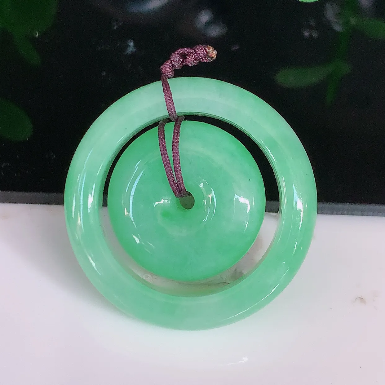 自然光实拍，冰润满绿翡翠平安母子扣吊坠，种老水足，雕工精湛 ，寓意美好，佩戴时尚出众！#57.2