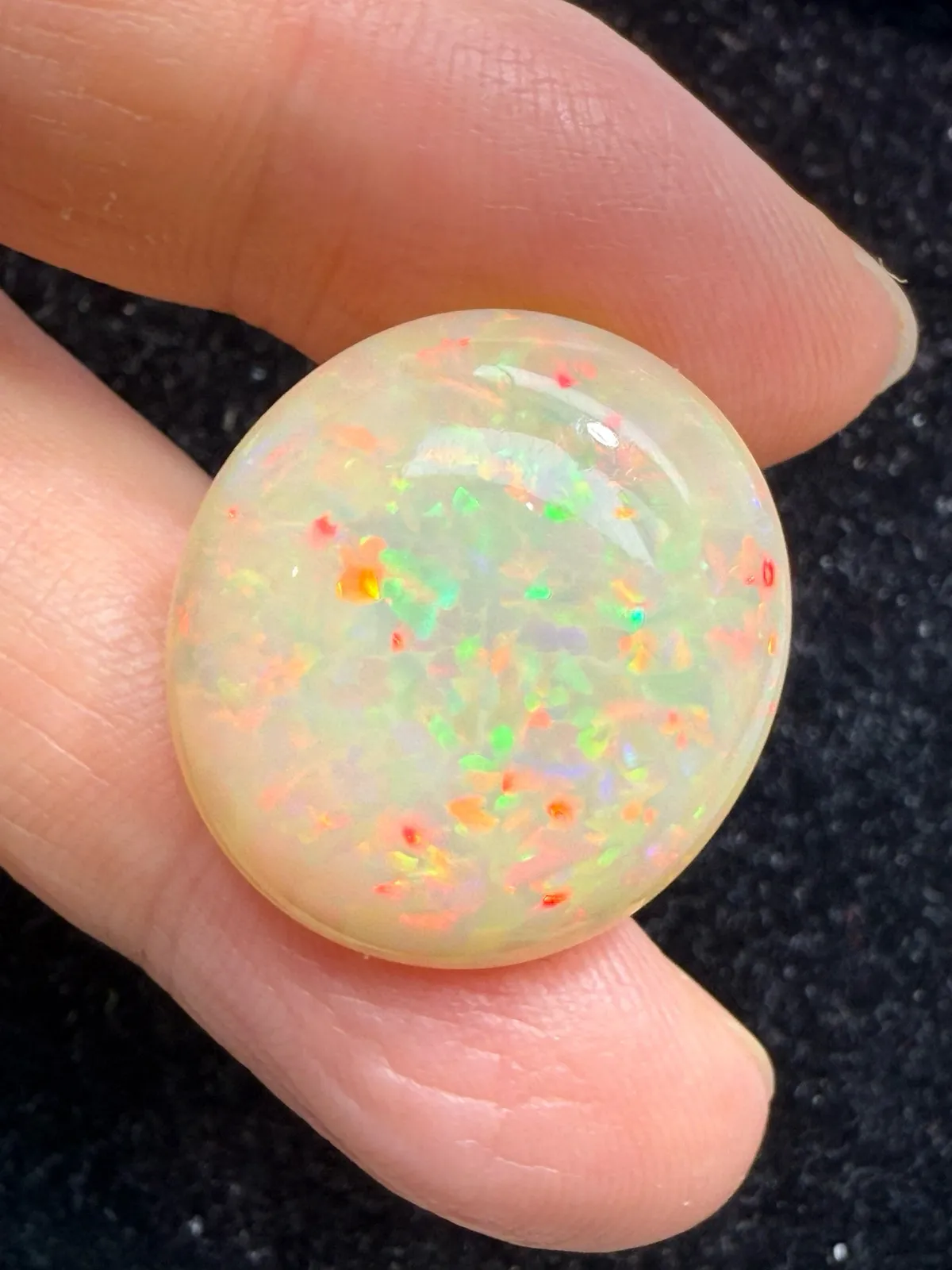 21.51ct天然彩欧泊裸石，尺寸23.2*21.3*9.3mm，颜色美艳，油画般色彩，火彩足。