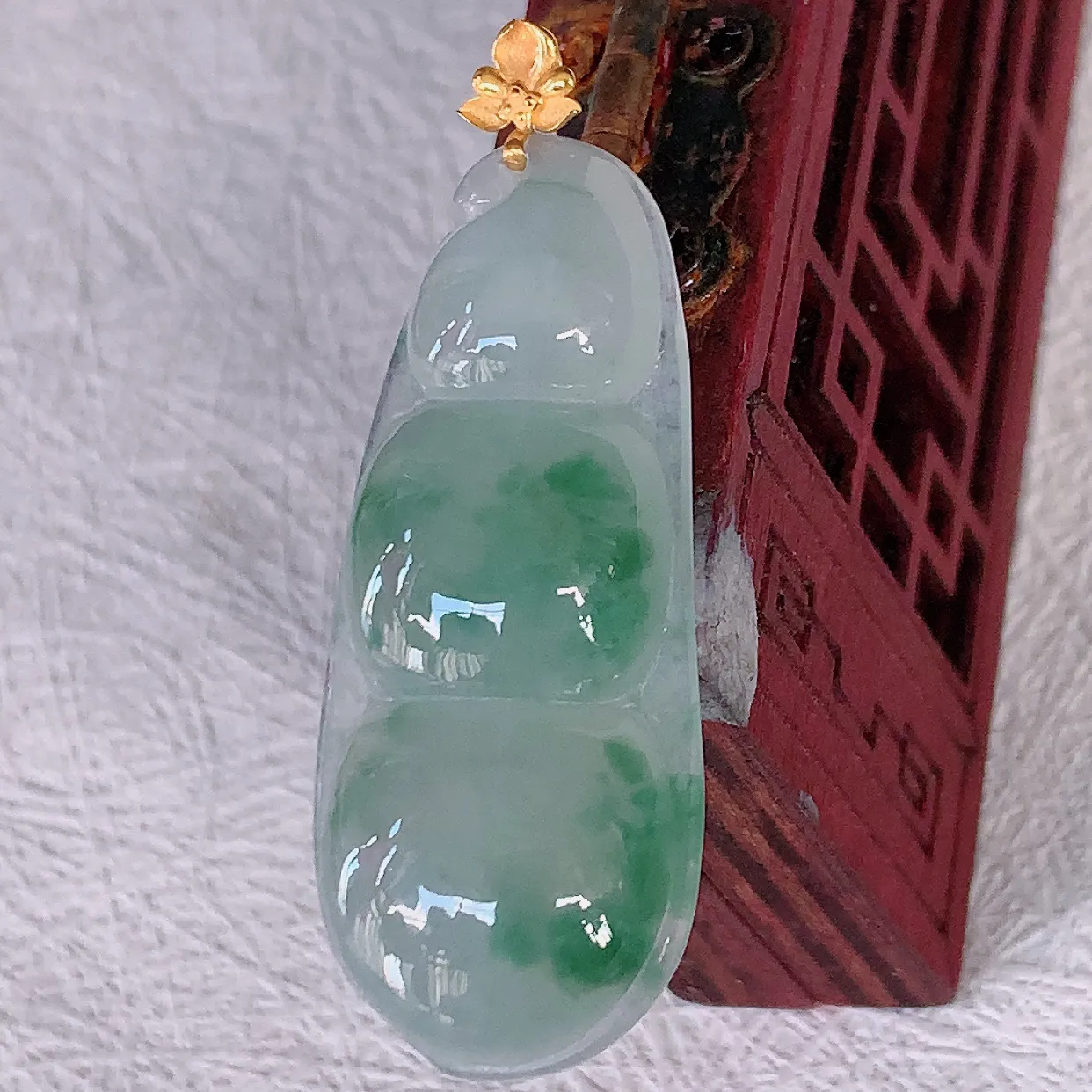 自然光实拍，18K金镶嵌冰种飘花翡翠四季豆吊坠，平安豆福豆玉坠，冰润通透，豆粒饱满，寓意：豆蔻年华！