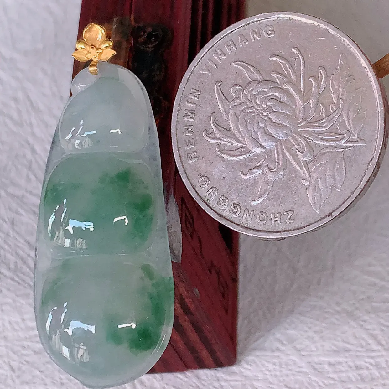 自然光实拍，18K金镶嵌冰种飘花翡翠四季豆吊坠，平安豆福豆玉坠，冰润通透，豆粒饱满，寓意：豆蔻年华！#38.2整体41.5裸石36.5*15.8*5.6