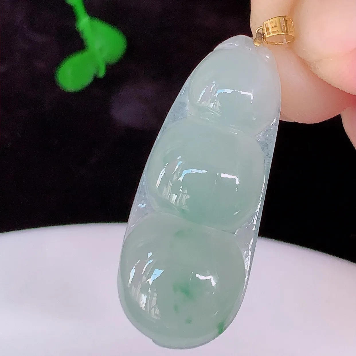 18K金镶嵌冰润飘花翡翠四季豆吊坠，平安豆福豆玉坠，冰润通透，豆粒饱满，寓意：豆蔻年华！#49.2