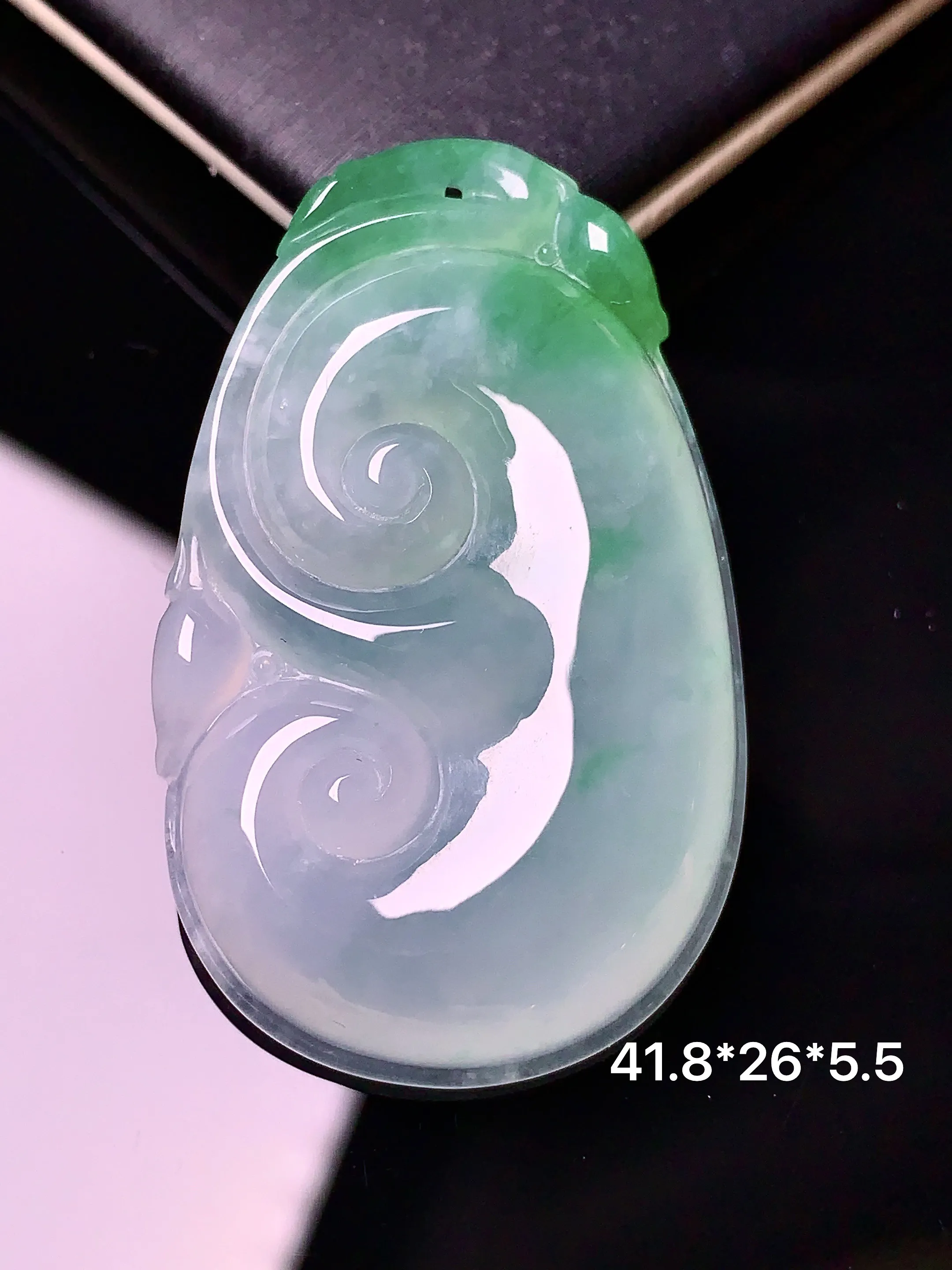飘绿如意吊坠 玉质细腻 色泽清新艳丽 整体尺寸41.8*26*5.5