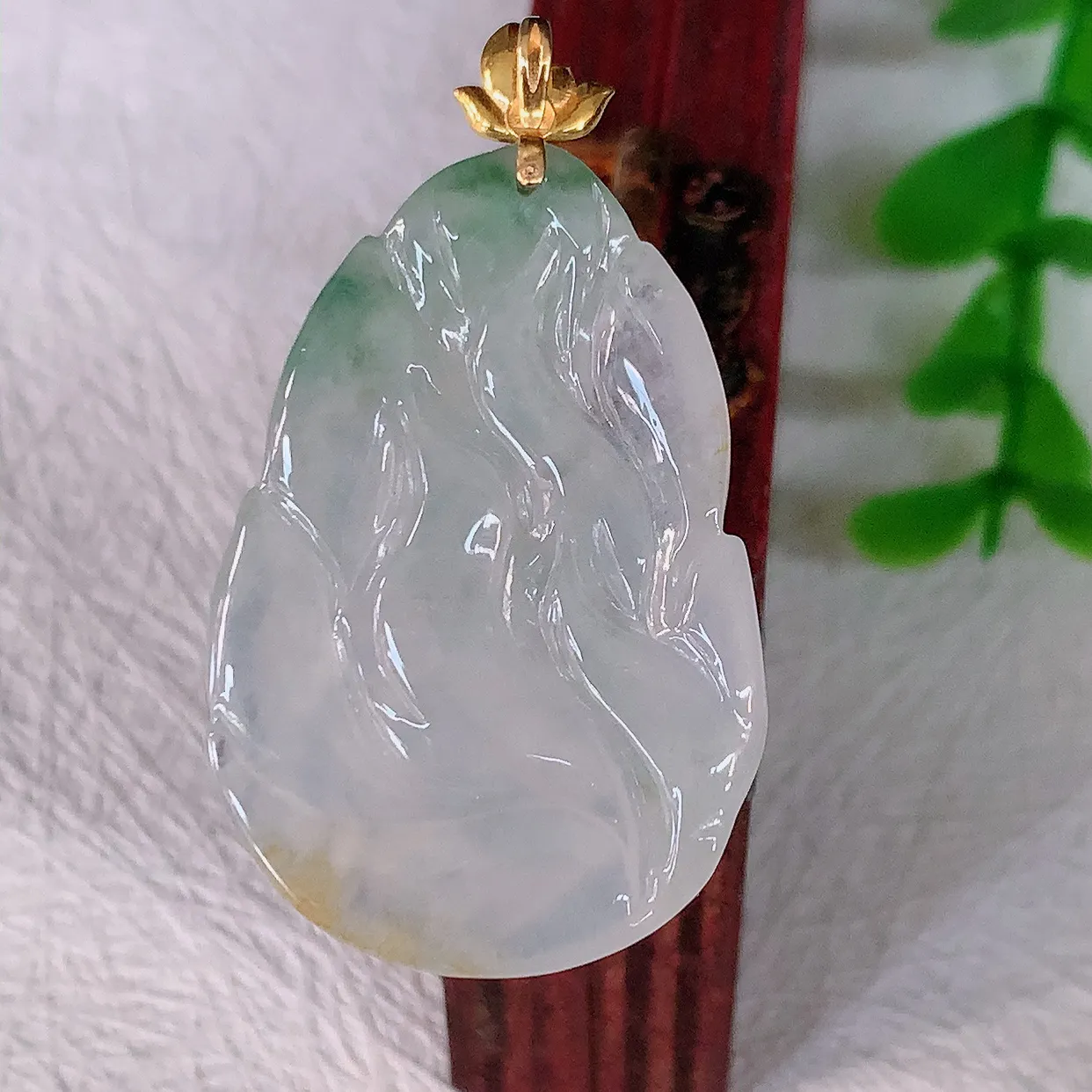 18k金镶嵌冰种黄加绿翡翠狐狸吊坠，沁人心脾，精致典雅的设计，为佩戴者，增添色彩，送礼自留都是佳品选择！#1.2