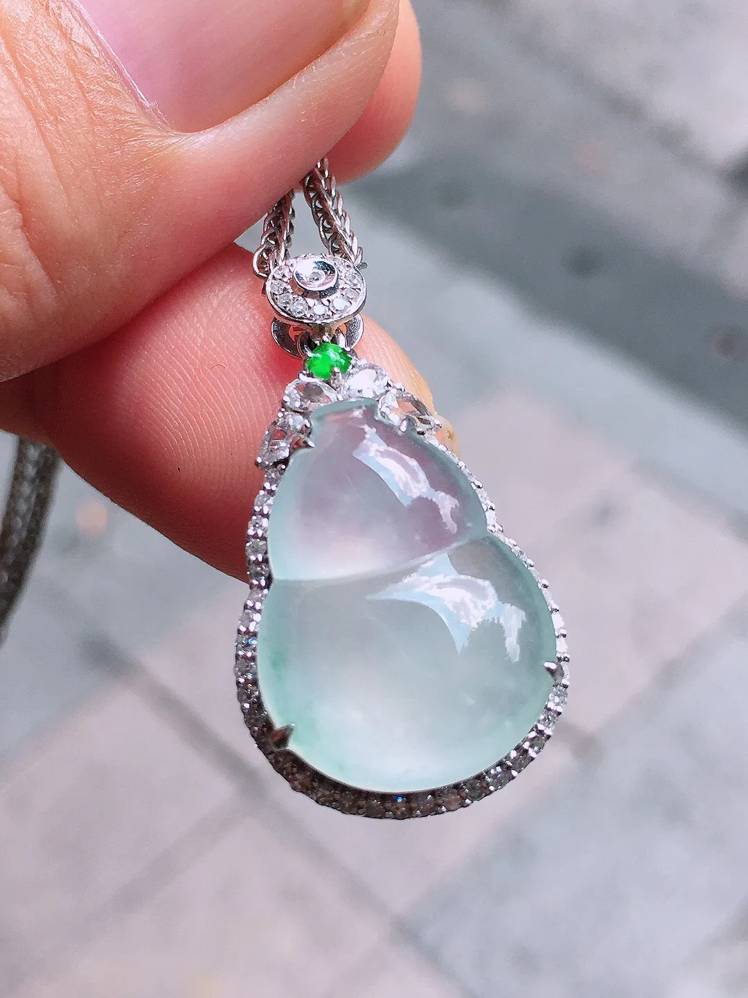冰种葫芦吊坠，玉质细腻，荧光感超
强，饱满圆润，尽显优雅气质，18k
金豪华镶嵌