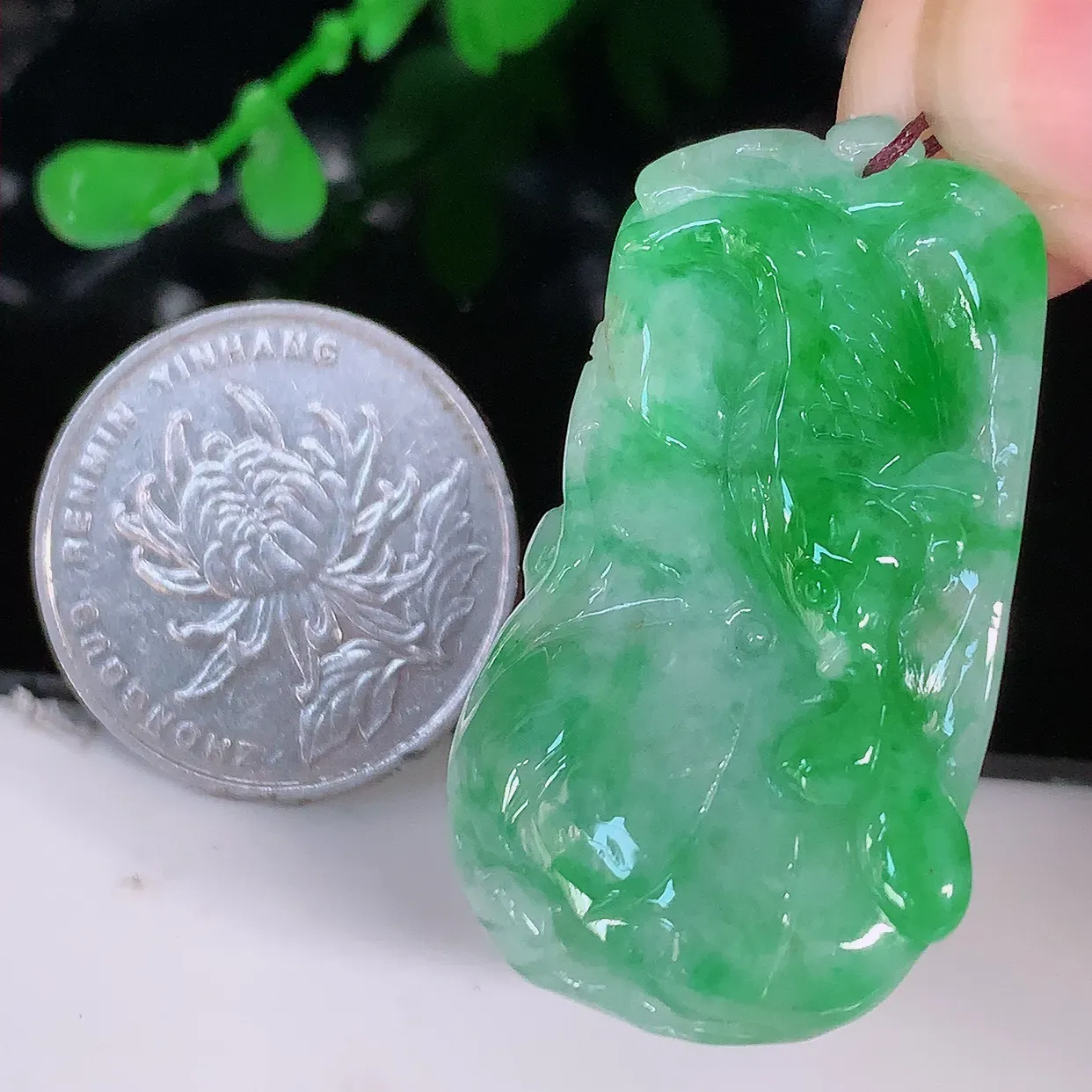 自然光实拍，冰润飘绿翡翠荷叶鱼、年年有余玉吊坠，寓意财源广进，雕工婉约，栩栩如生，佩戴优雅迷人！#05.2