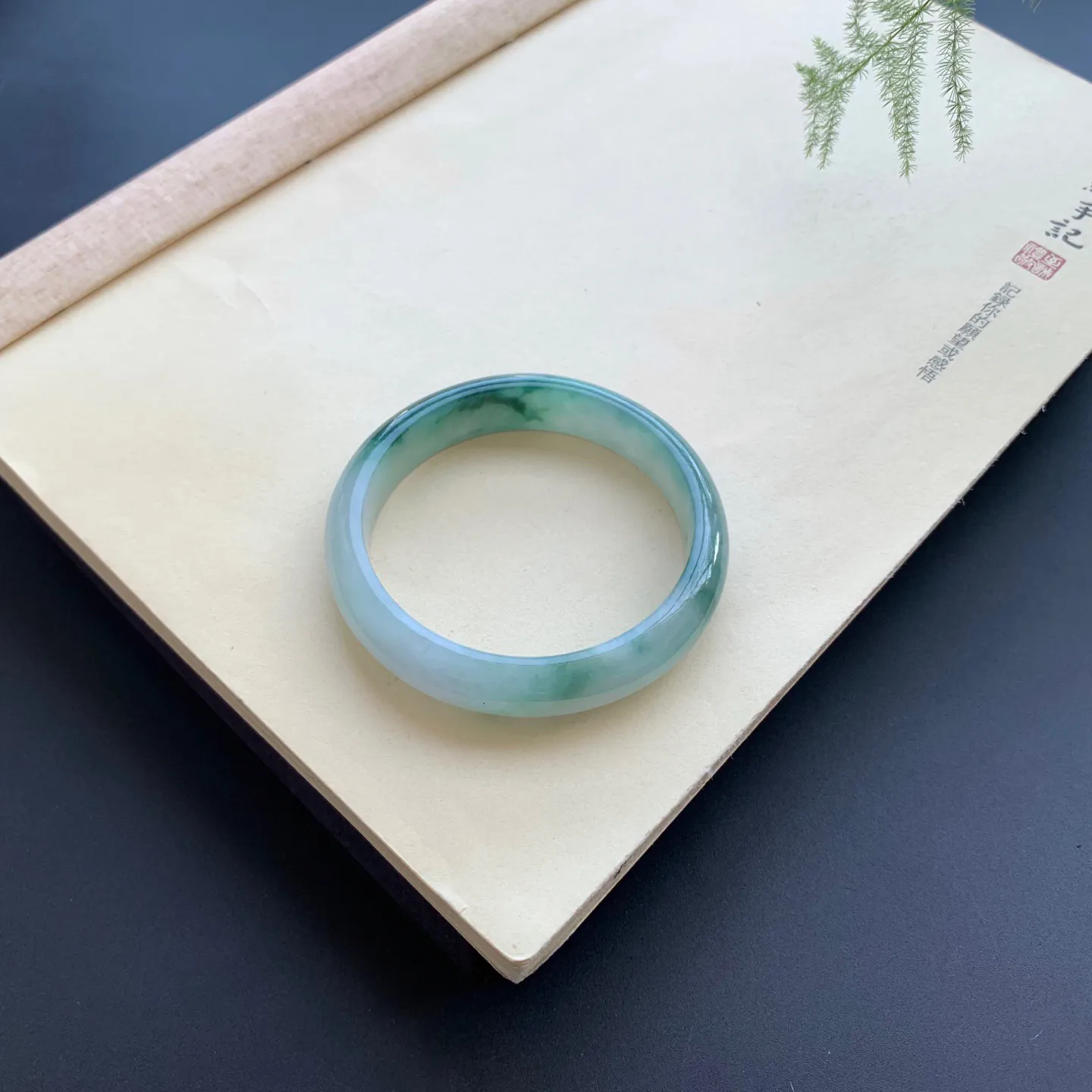 56.3圈口飘花正圈手镯 尺寸：56.3-12.5-7.5，无纹裂，细腻光滑，花色浓郁