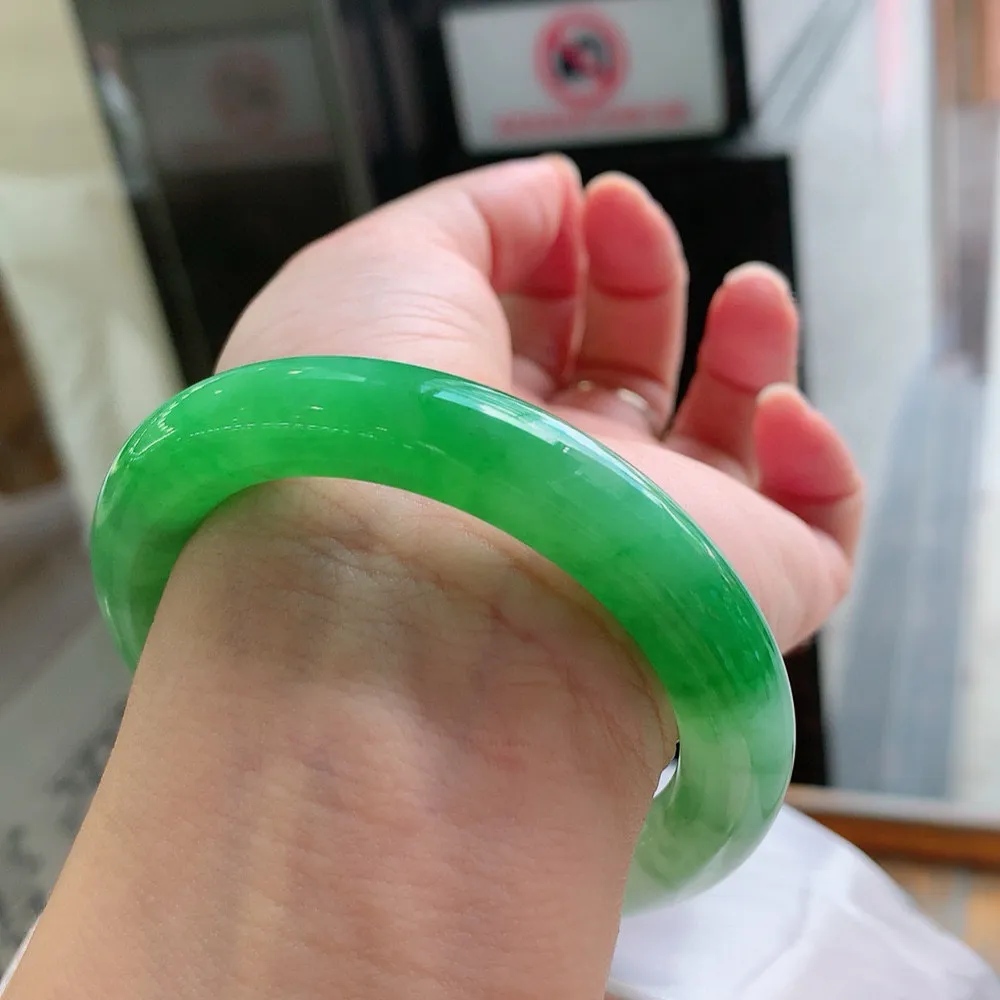 圆条一大圈阳绿 无瑕 尺寸:53.6/10.4 色好🥰🥰