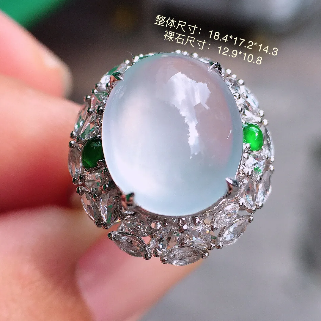 冰种蛋面戒指，玉质细腻，荧光感超
强，饱满圆润，尽显优雅气质，18k
金豪华镶嵌