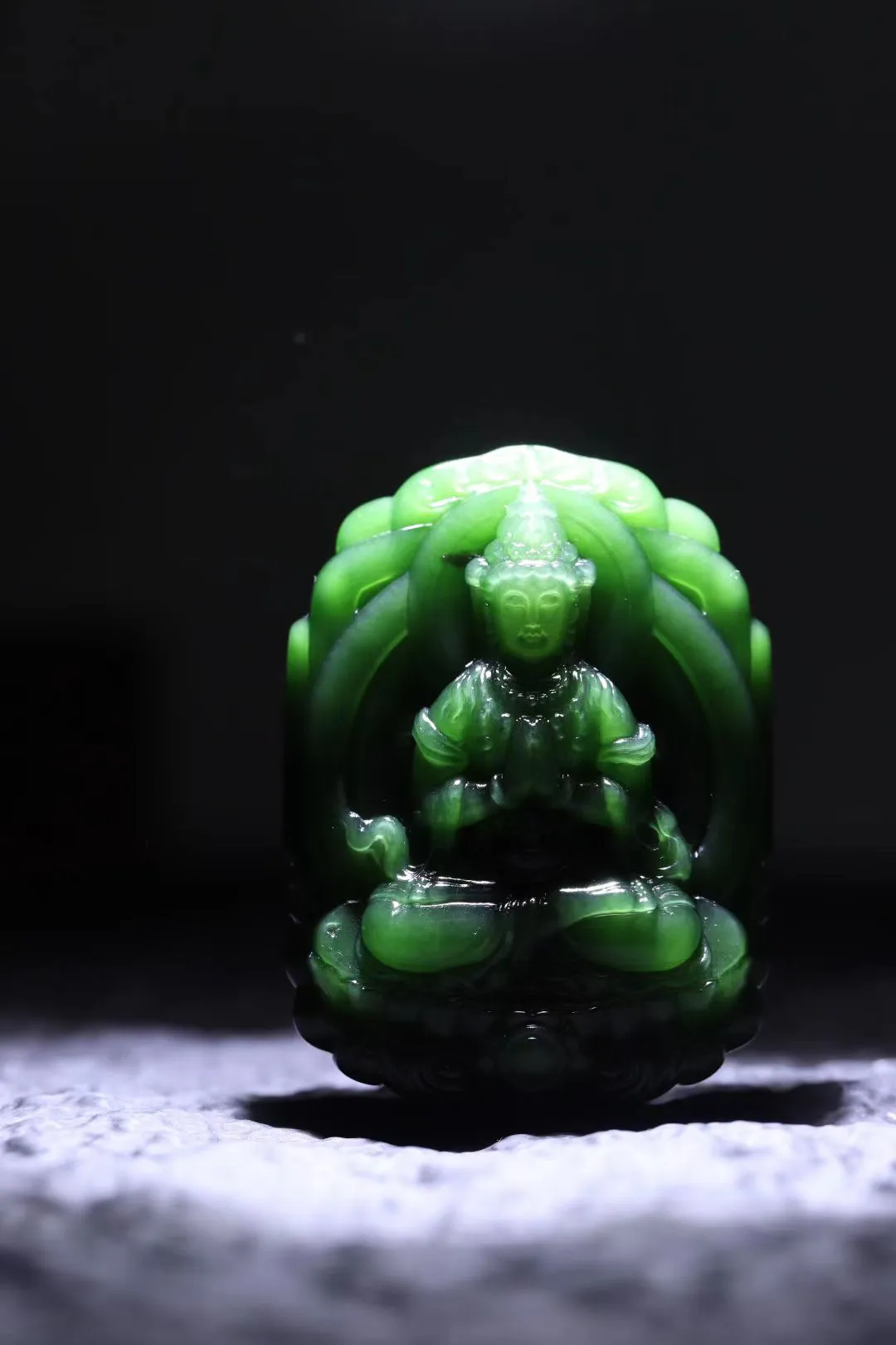 「硬核收藏」方正的碧玉料子堪称一绝
是那种深邃而迷人的菠菜绿，绿得沉稳、绿得高贵；
细腻得仿佛在抚摸光滑的绸缎；料子内部结构紧密，纯净度极高；

在市场上，如此优质的碧玉料子本就稀缺，而能被打造成观音牌这般精妙造型的更是难得。
53-39-18mm，74g