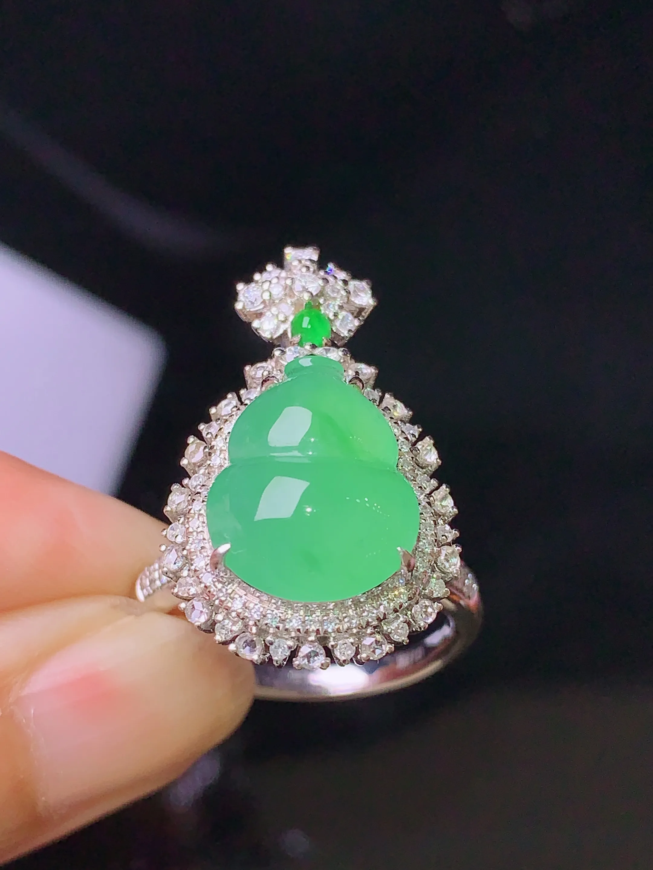 18k金钻镶嵌翠绿葫芦戒指吊坠两用款 玉质细腻 色泽清新艳丽 圈口14.5 整体尺寸25.5*15.