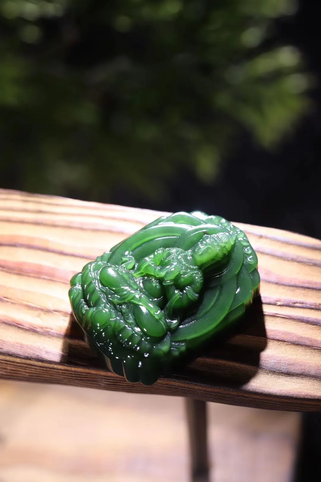 「硬核收藏」方正的碧玉料子堪称一绝
是那种深邃而迷人的菠菜绿，绿得沉稳、绿得高贵；
细腻得仿佛