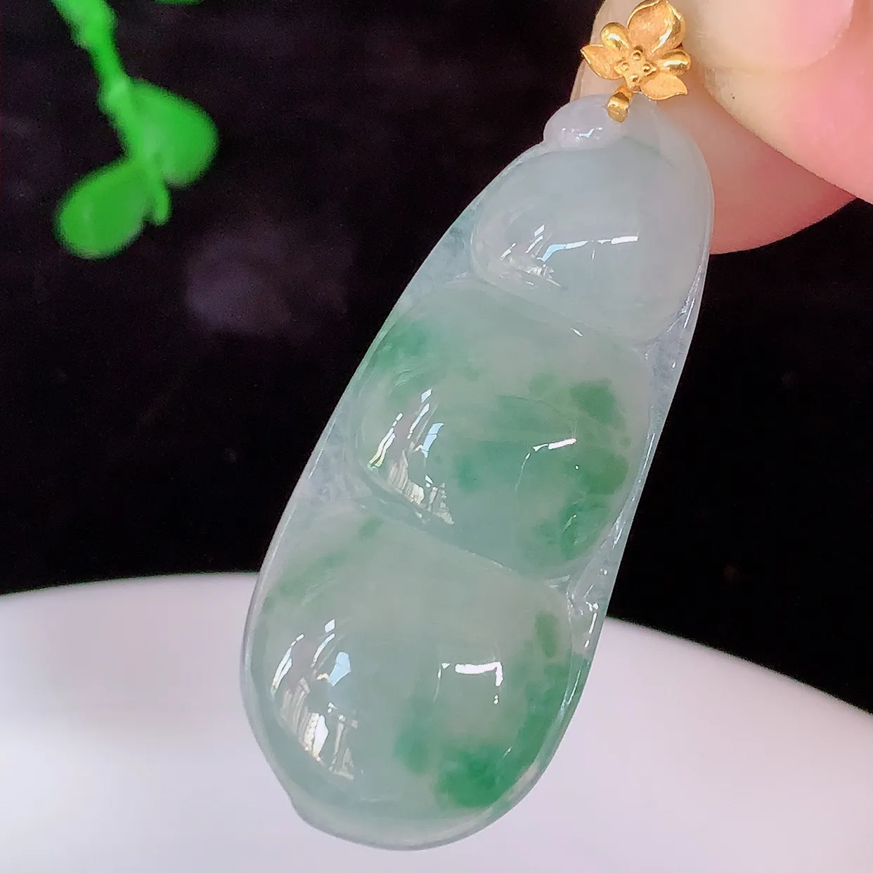 自然光实拍，18K金镶嵌冰种飘花翡翠福豆吊坠，平安豆福豆玉坠，冰润通透，豆粒饱满，寓意：豆蔻年华！#