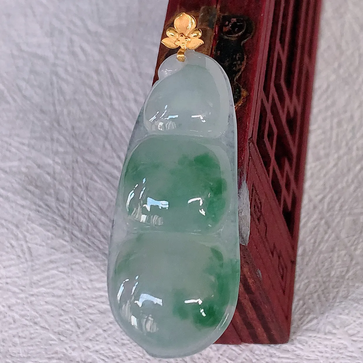 自然光实拍，18K金镶嵌冰种飘花翡翠四季豆吊坠，平安豆福豆玉坠，冰润通透，豆粒饱满，寓意：豆蔻年华！#38.2整体41.5裸石36.5*15.8*5.6