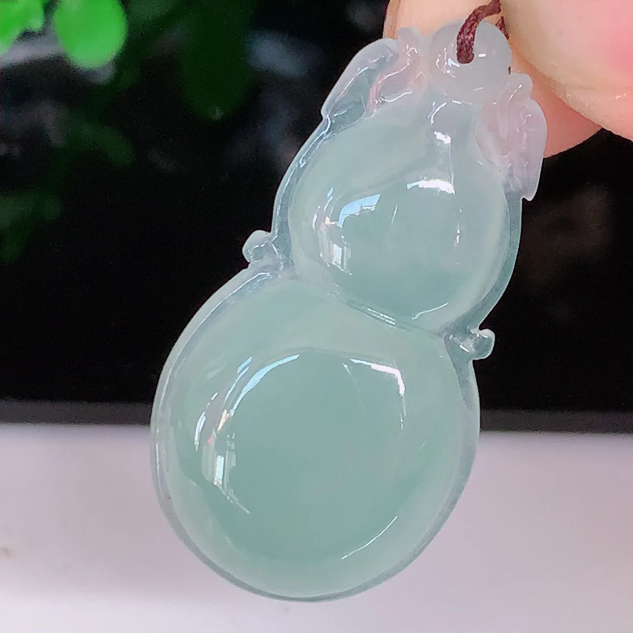自然光实拍，冰种翡翠葫芦吊坠，葫芦寓意福禄双全，财源滚滚，饱满，清新脱俗，佩戴效果优雅迷人！#57.2