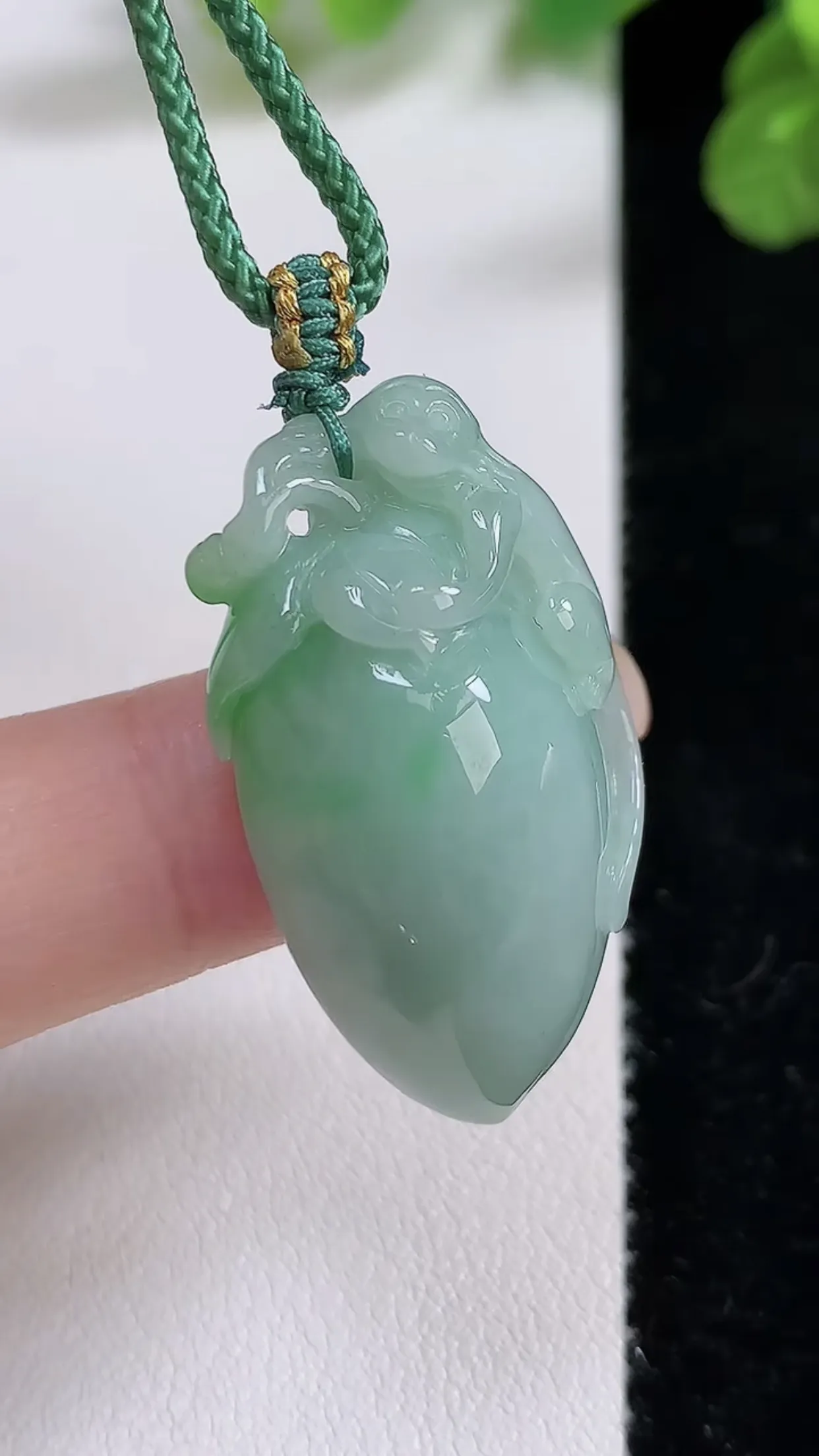 缅甸天然翡翠a货 老坑料起胶冰润 飘绿灵猴献瑞 福瓜吊坠，尺寸33-19-11mm  y 9.92
