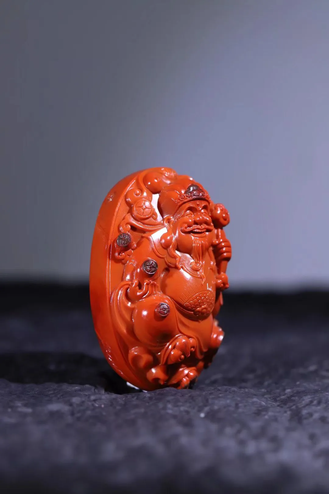 【财神到·南红】
·
纯肉立体瓦西料，柿子红玉质温润细腻，油润十足，雕工精致写实，财神爷面容慈祥，