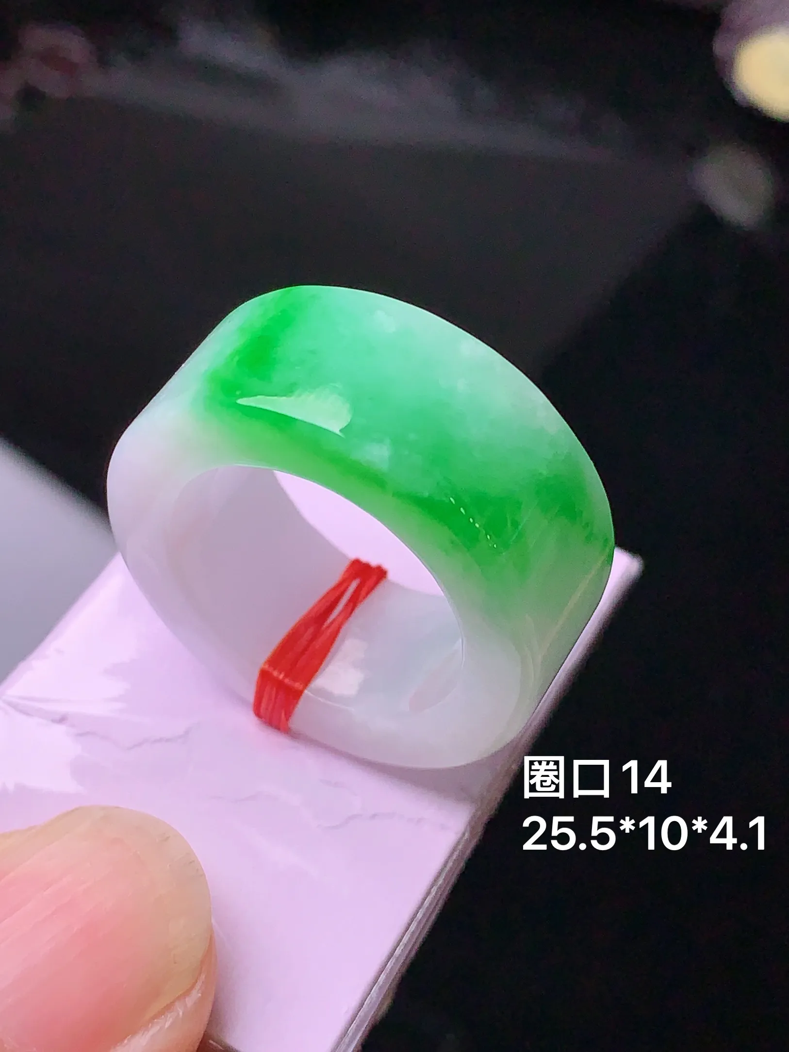 飘绿指环 玉质细腻 色泽艳丽 圈口14 整体尺寸25.5*10*4.1
