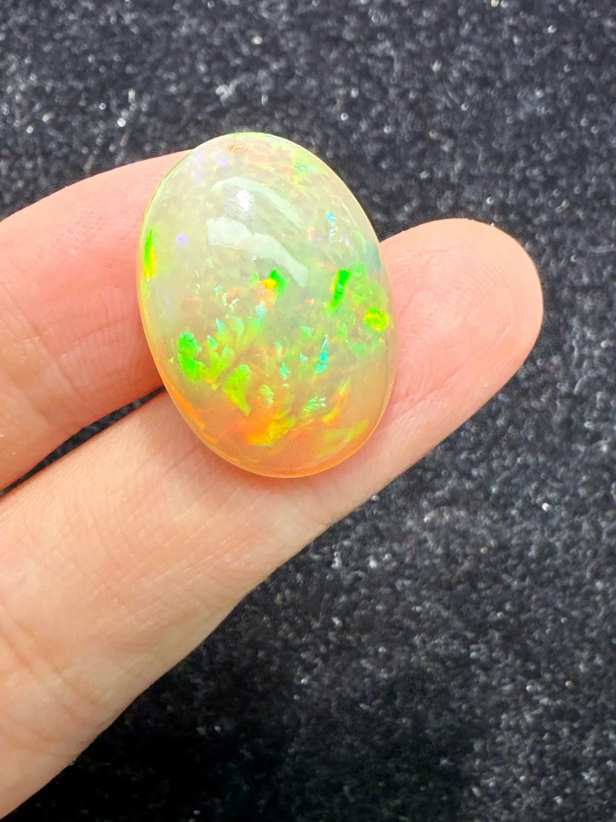 16.34ct天然彩欧泊裸石，原皮，尺寸23.9*17.5*9.3mm，颜色美艳，油画般色彩，火彩足。