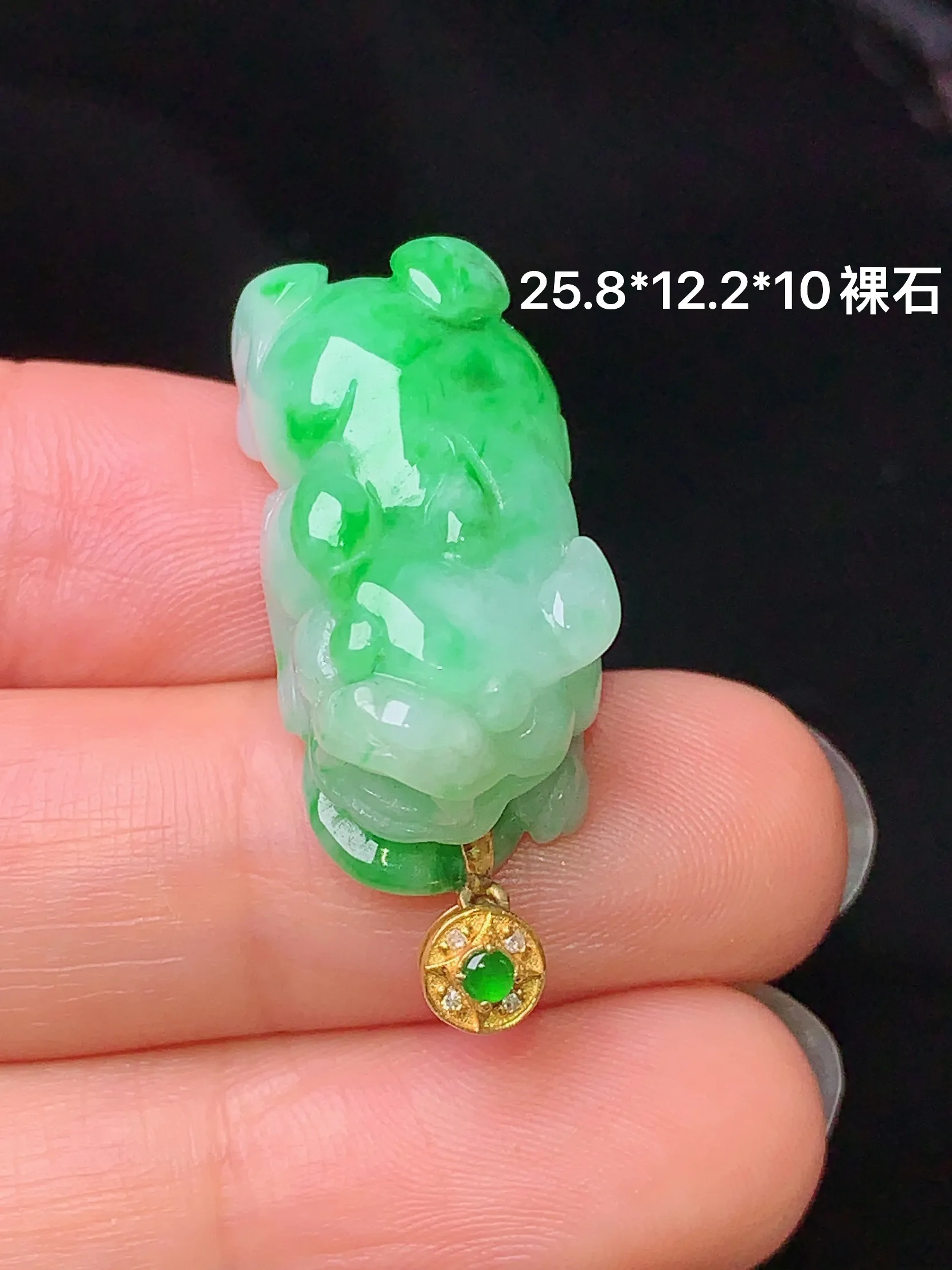18k金镶嵌翠绿貔貅吊坠 玉质细腻 色泽清新艳丽 整体尺寸25.8*12.2*10