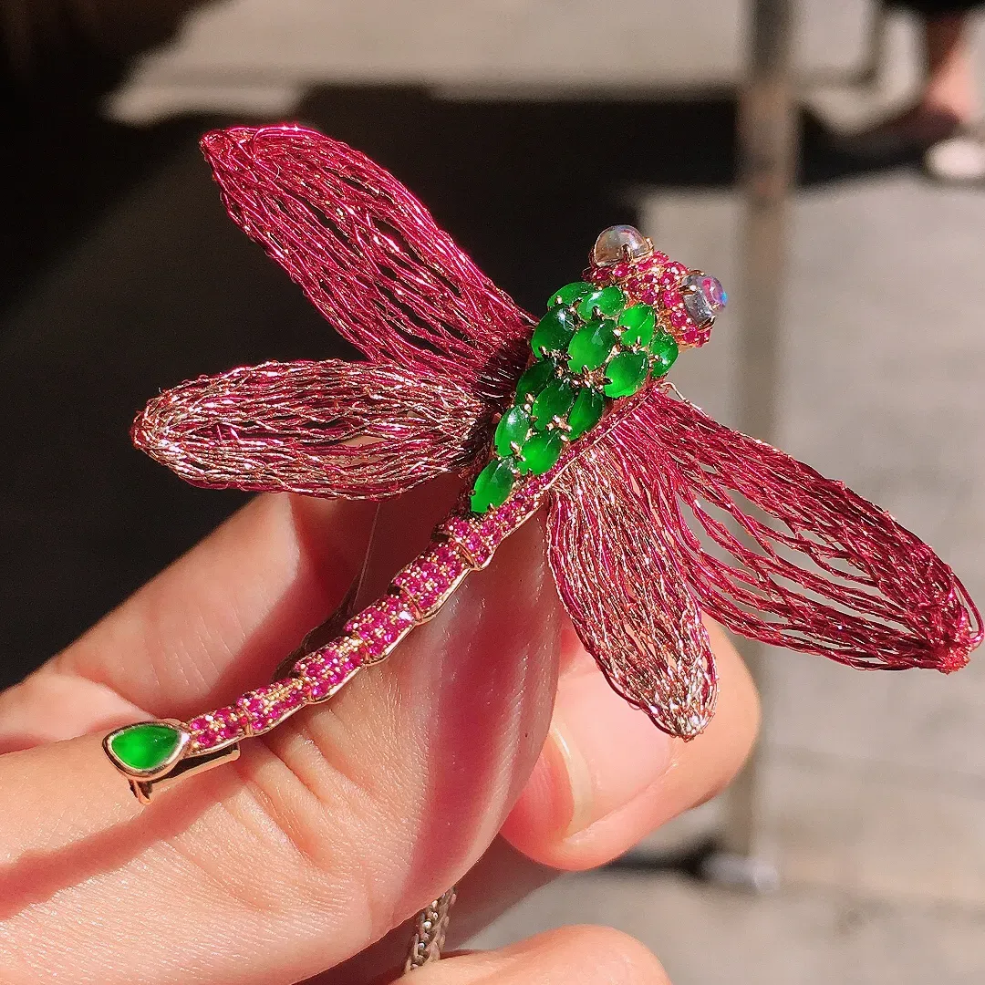 阳绿蜻蜓胸针/吊坠两用款，色泽均匀艳丽，玉质细腻，荧光感超
强，饱满圆润，尽显优雅气质，18k
金豪华镶嵌