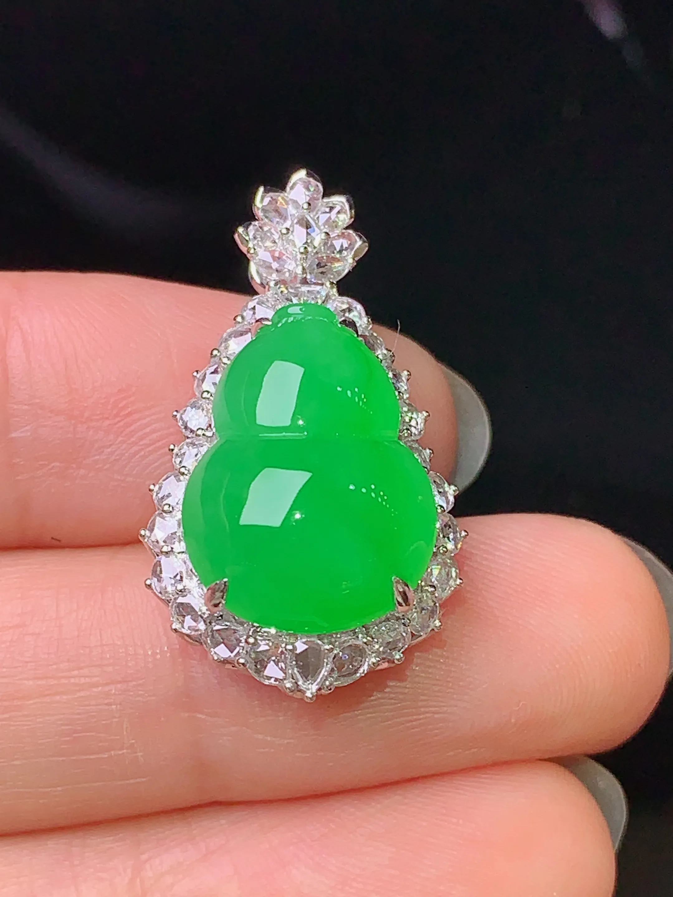 18k金钻镶嵌满绿葫芦吊坠 玉质细腻 色泽清新艳丽 整体尺寸28*15.7*11.7