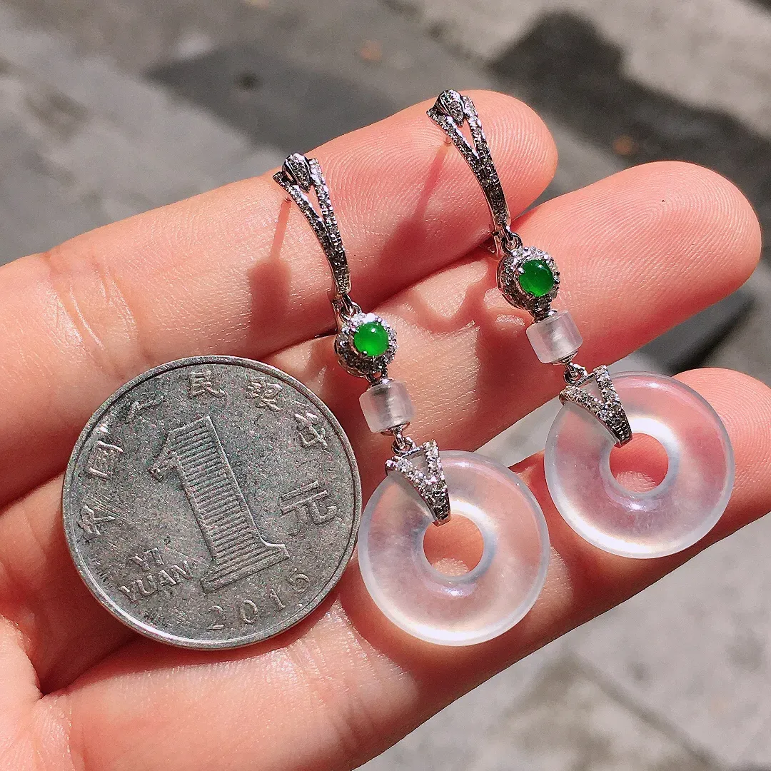 冰种平安扣耳坠，玉质细腻，荧光感超
强，饱满圆润，尽显优雅气质，18k
金豪华镶嵌