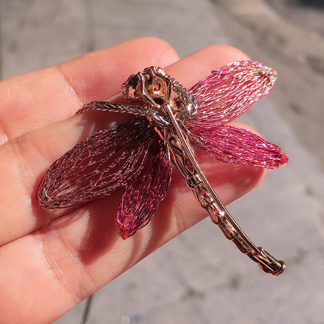 阳绿蜻蜓胸针/吊坠两用款，色泽均匀艳丽，玉质细腻，荧光感超
强，饱满圆润，尽显优雅气质，18k
金豪华镶嵌