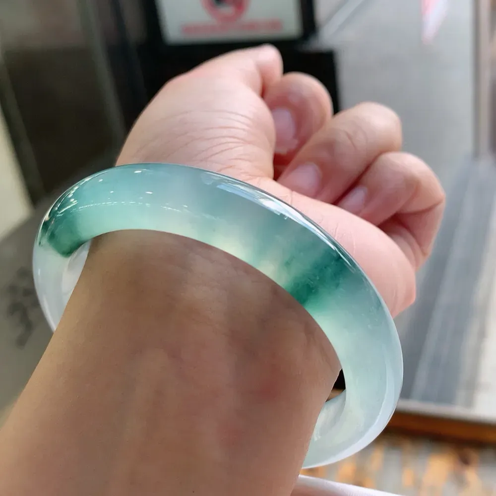正圈冰玻飘花 无瑕 尺寸:59.5/12.5/9 花美 种水好