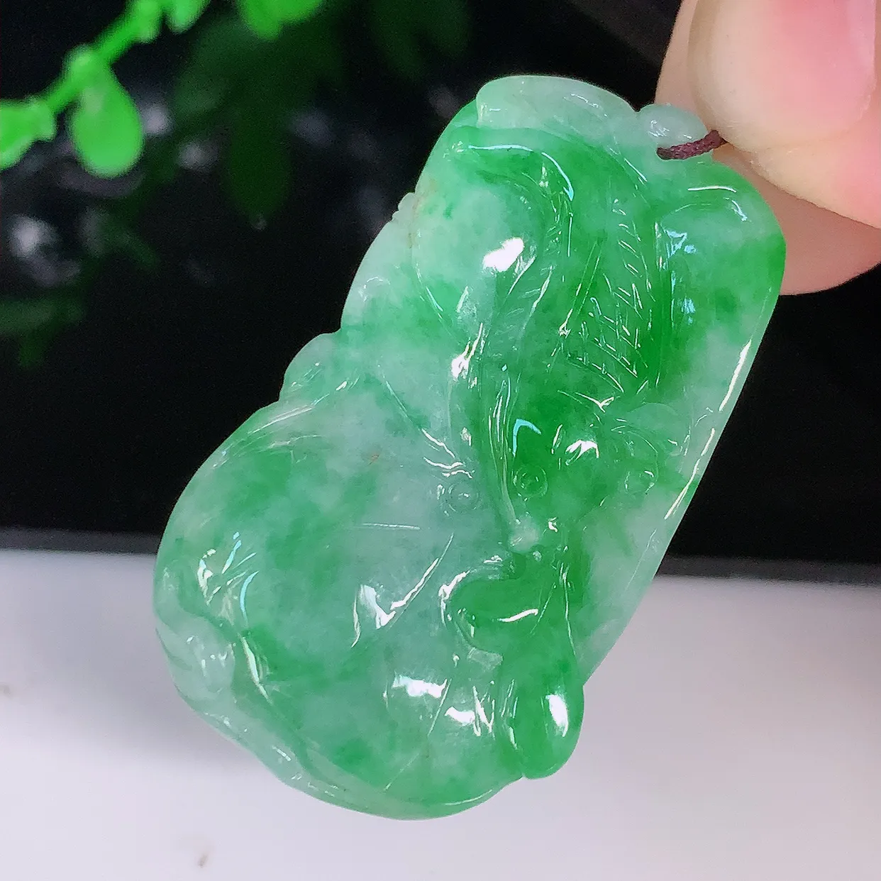 自然光实拍，冰润飘绿翡翠荷叶鱼、年年有余玉吊坠，寓意财源广进，雕工婉约，栩栩如生，佩戴优雅迷人！#05.2