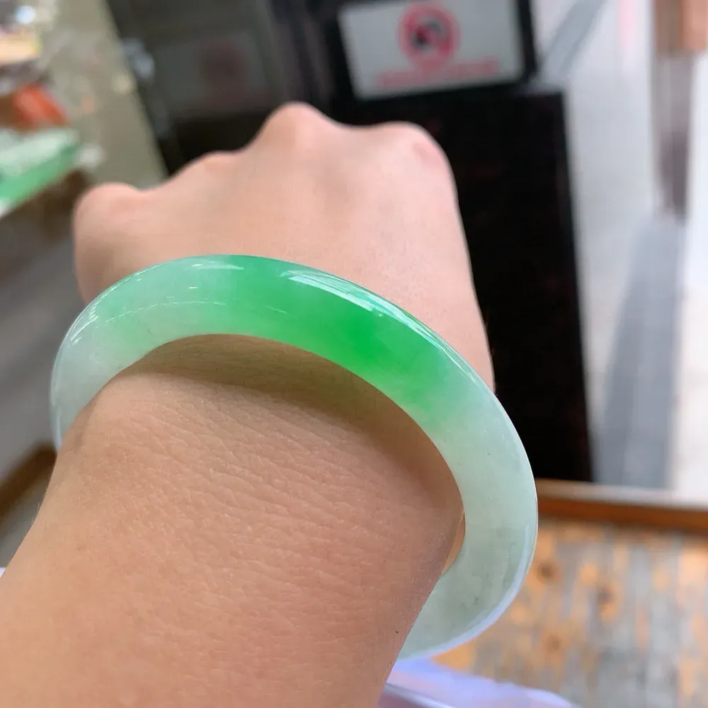 圆条冰阳绿 无瑕 尺寸:57.7/9.4 色阳