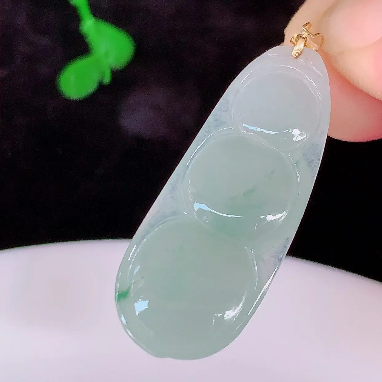 18K金镶嵌冰润飘花翡翠四季豆吊坠，平安豆福豆玉坠，冰润通透，豆粒饱满，寓意：豆蔻年华！#49.2